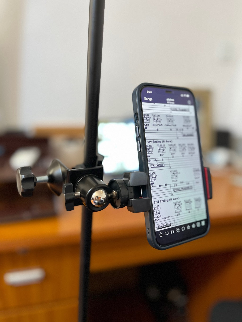 Compact Universal Mobile Device Holder – MDC01